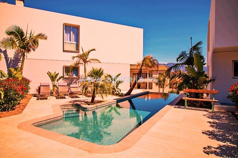 Modern villa with sea view and 4 bedrooms for rent in Albir I V303