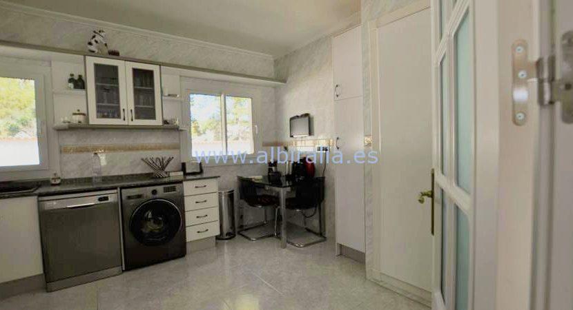 Stor kjøkken huset leies ut langsiktig i Alfaz close to the school