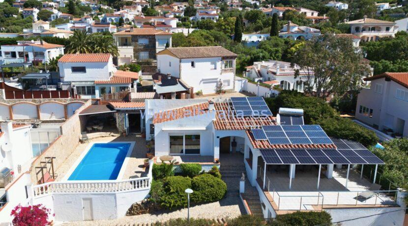 Villa with solar system panels for sale close to Girona