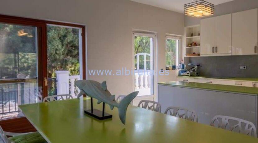 Villa with big modern kitchen for sale in Albir