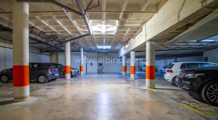 amplio sotano y garaje para varios coches en el apartamento