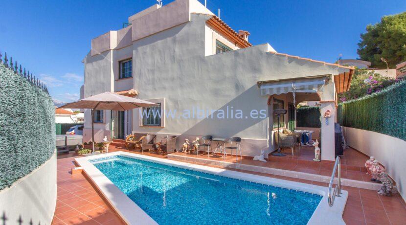 private swimming pool and garden independt villa for sale in albir