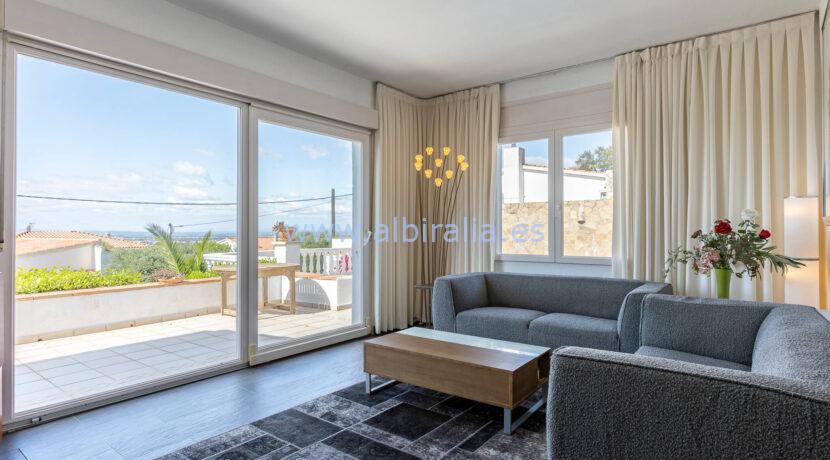 Renovated property with versatile spaces in Costa Brava