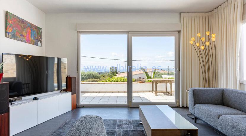 Secure gated property with pool and bar in Roses, Girona