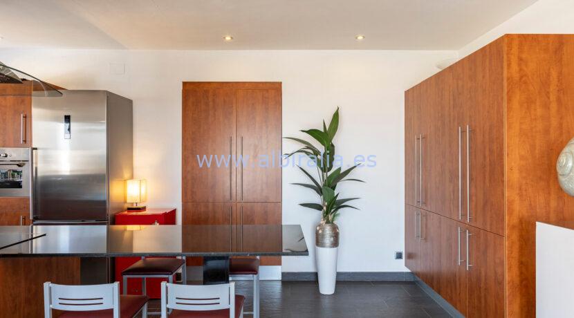 Versatile luxury villa with sea views and tourist license in Roses