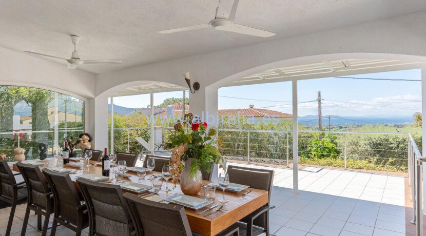 Villa con paneles solares y licencia turistica HUT se vende en Girona