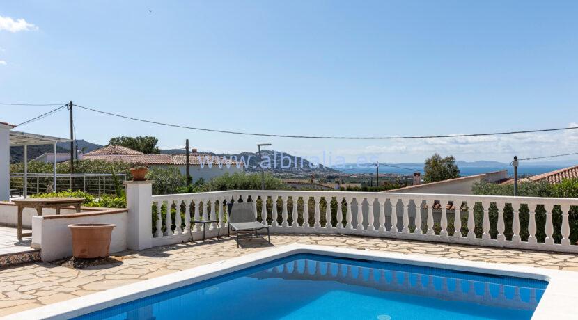 Villa con piscina y vistas al mar se vende en Costa Brava, Roses