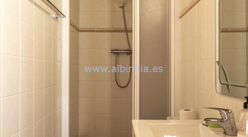 gjeste bad og soverom ved basseng området