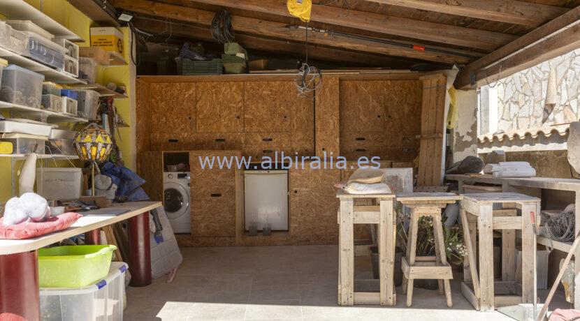 garage with washing area Roses, Spain