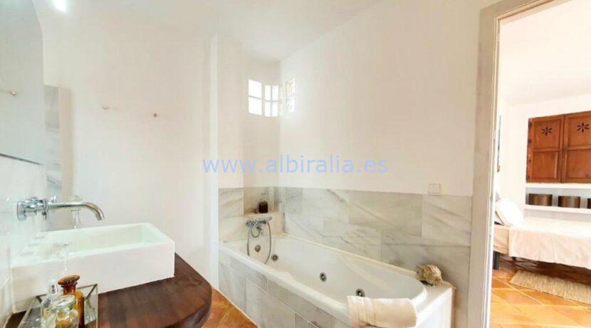 hus med jacuzzi og svømmebasseng