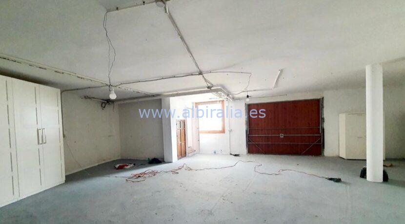 garage of 80 m2 for few cars and storage space